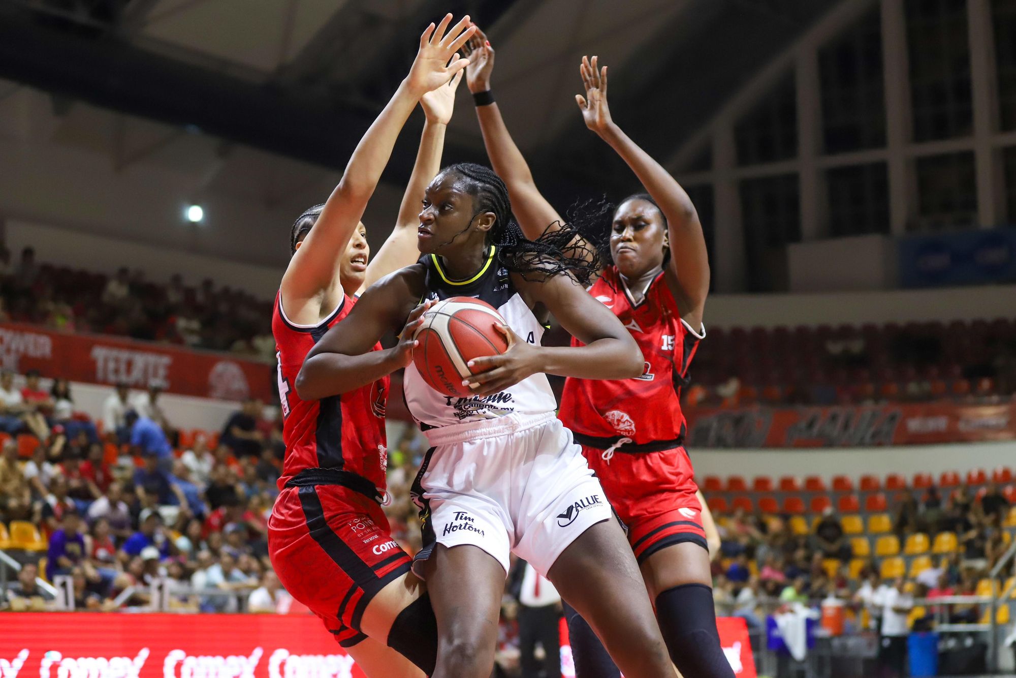 FUERZA REGIA FEMENIL BARRE LA SERIE ANTE ROJAS