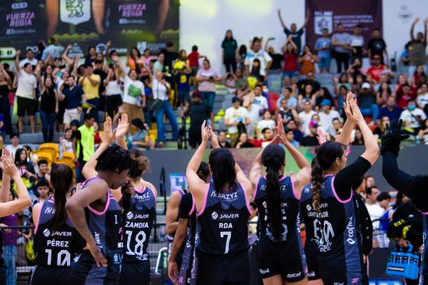 CON EL PIE DERECHO; FUERZA REGIA FEMENIL VENCE 90-63 A FRESERAS DE IRAPUATO