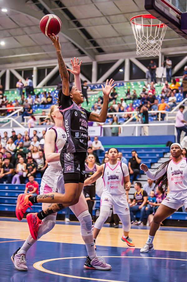 FUERZA REGIA FEMENIL PEGA PRIMERO EN XALAPA; VENCEN 77-68 A HALCONES FEMENIL